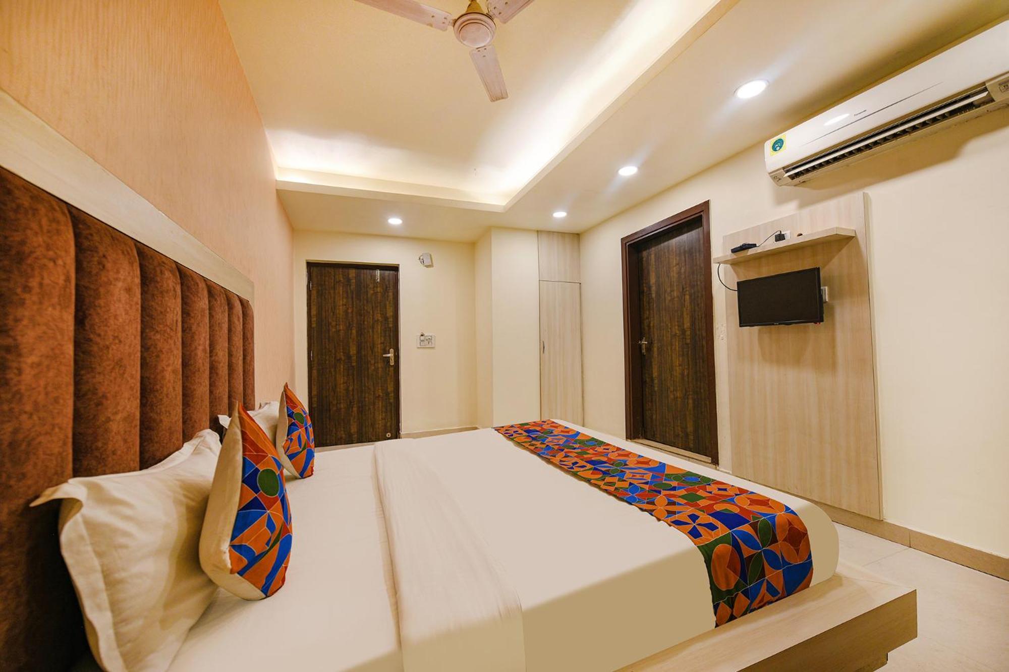 Fabexpress Seven Heaven Hotel New Delhi Exterior photo