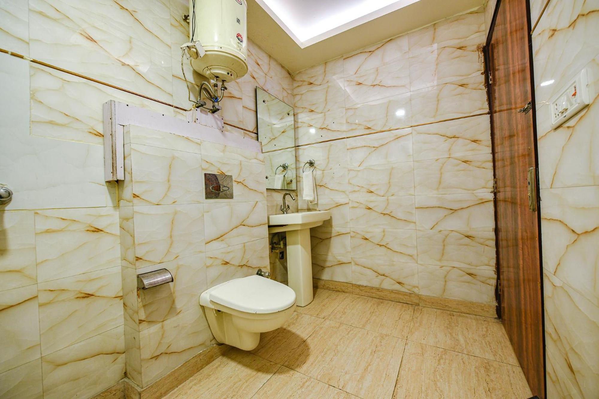 Fabexpress Seven Heaven Hotel New Delhi Exterior photo